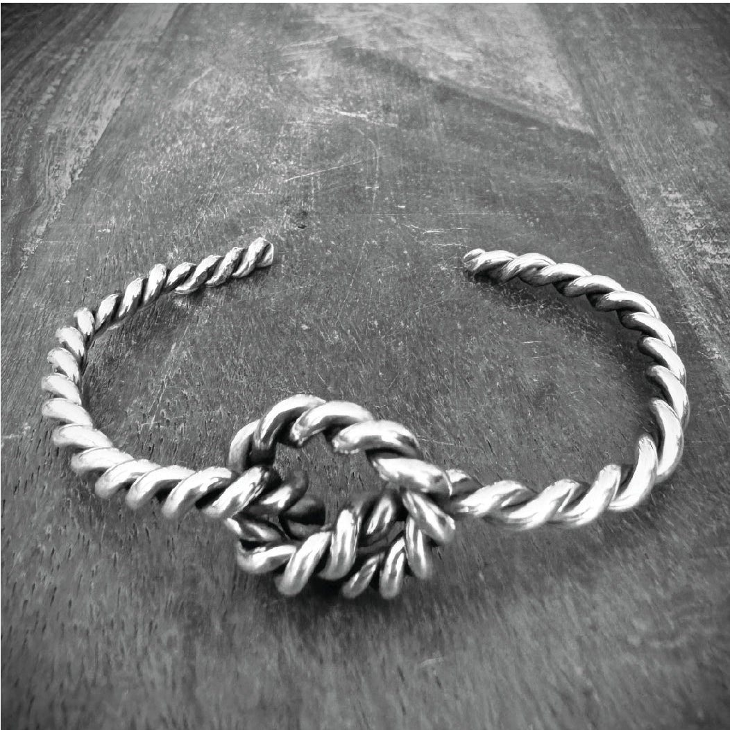 ★KNOT TWISTED CUFF★