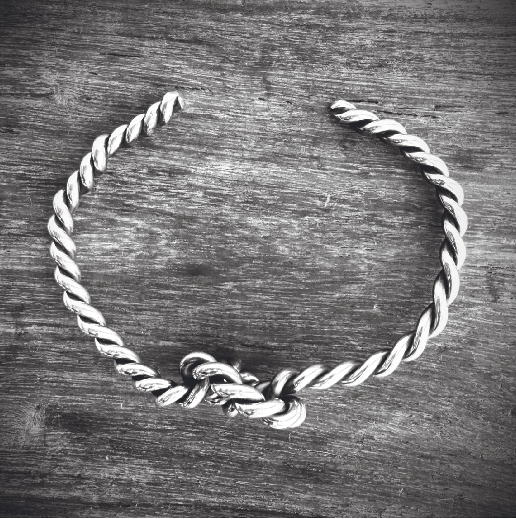 ★KNOT TWISTED CUFF★
