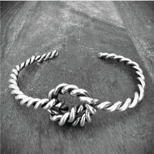 ★KNOT TWISTED CUFF★