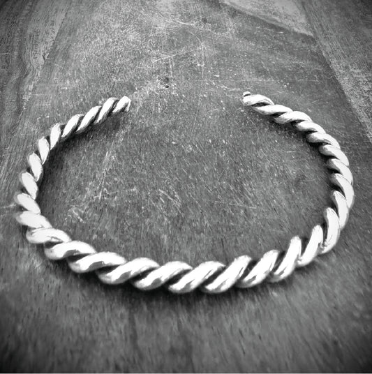 ★TWISTED CUFF★